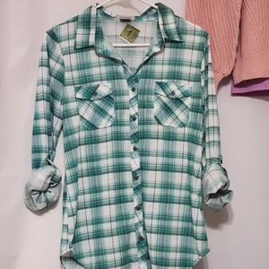 Passport size medium white and green 3/4 sleeve super soft top